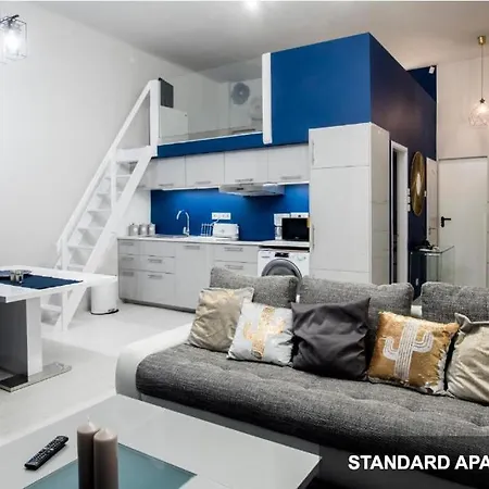 Savouir Bleu Near Danube * بودابست